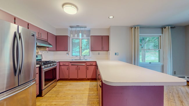 Building Photo - Spacious 3-Bedroom Split-Level with Firepl...