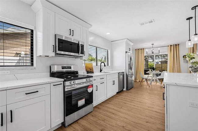 Building Photo - Charming 3-Bedroom Home with Large Fenced ...