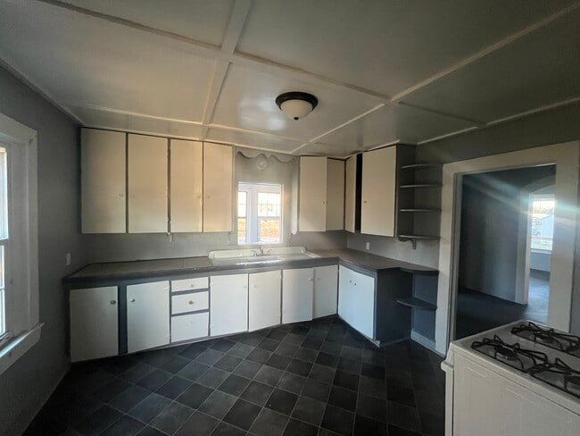 Building Photo - 1200 W Pleasure Ave