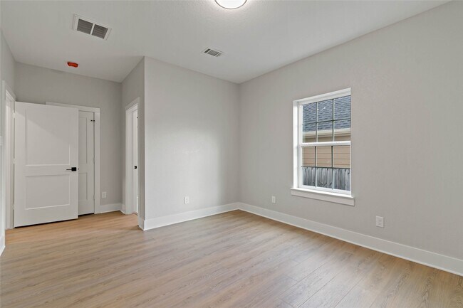 Building Photo - 1007 E 33rd St