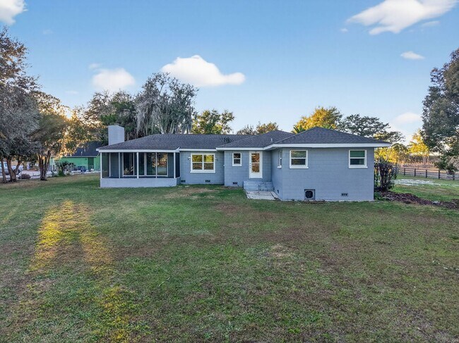 Building Photo - Lakefront 4-Bedroom Home for Rent in Beautiful Umatilla, FL