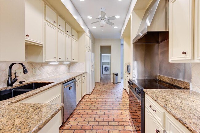 Building Photo - 7530 Del Monte Dr