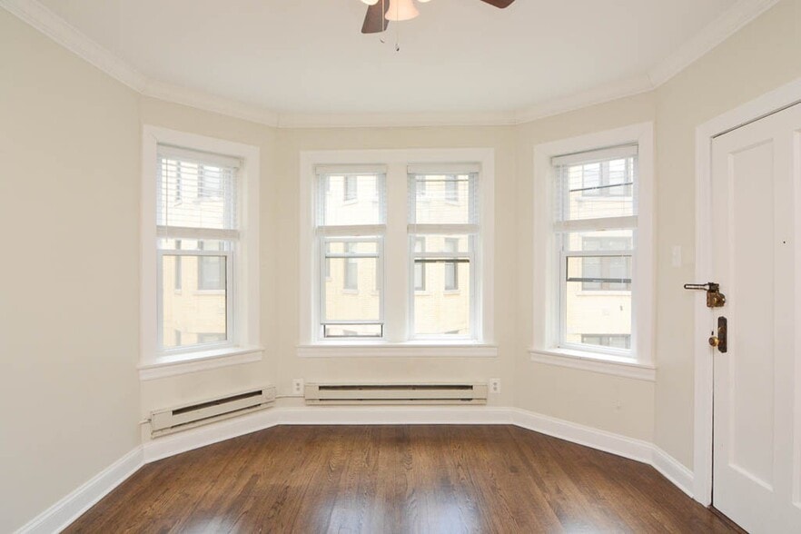 Building Photo - 3821 N Greenview Ave