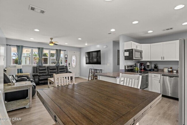 Building Photo - Recently Updated 4Bed/2Ba, Centrally Locat...