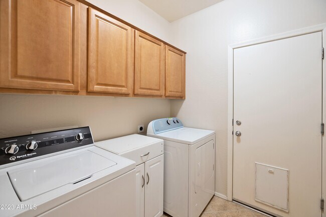 Building Photo - 3255 E Castanets Dr