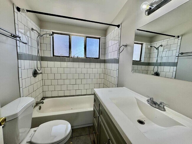 Building Photo - 1 Bedroom with private yard