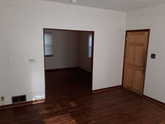 Building Photo - 2 Bedroom House, W/D, Fenced Yard, Porch, ...