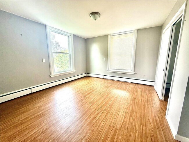 Building Photo - 571 Spring St