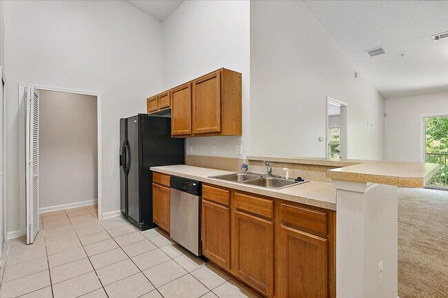 Building Photo - Great condo! New AC system!