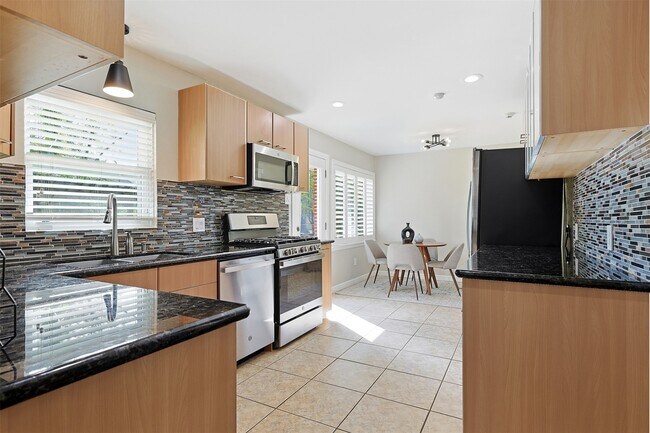 Building Photo - 2015 Woodcrest Dr