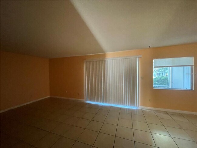 Building Photo - 549 Fairways Dr