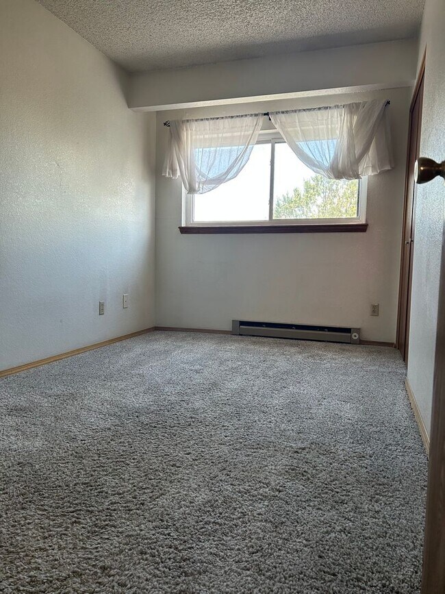 Building Photo - 2 bedroom with Wood Burning Fireplace In V...