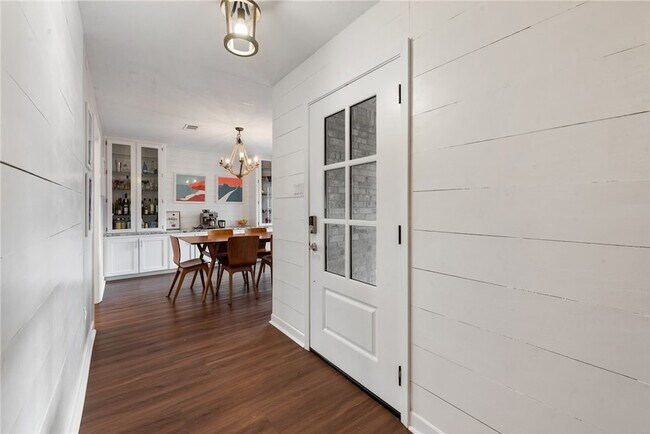 Building Photo - 2907 Broadmoor Dr