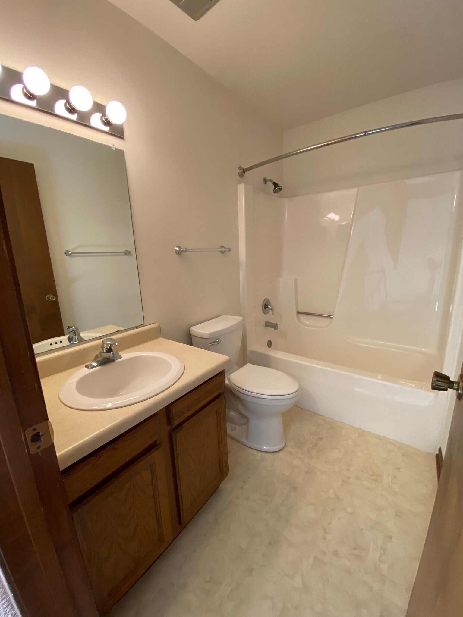 Building Photo - 1933 Hoyt Ave