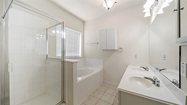 Building Photo - 9219 E Lakeside Dr
