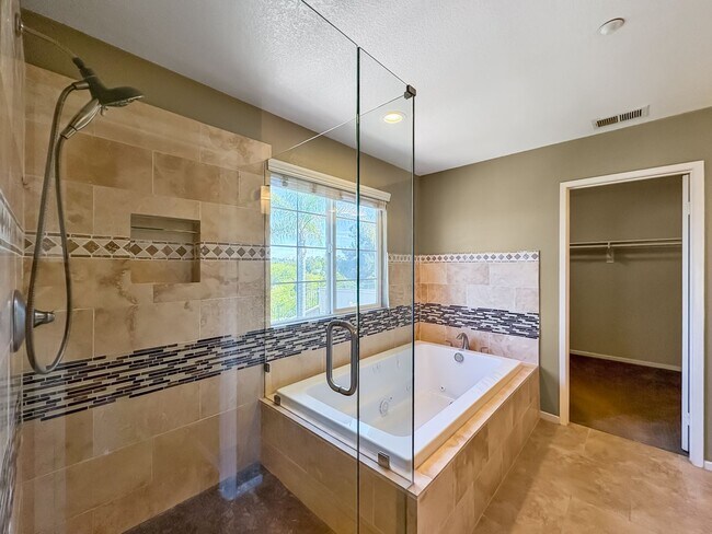 Building Photo - Bright & Spacious 3B/3BA Home with Communi...