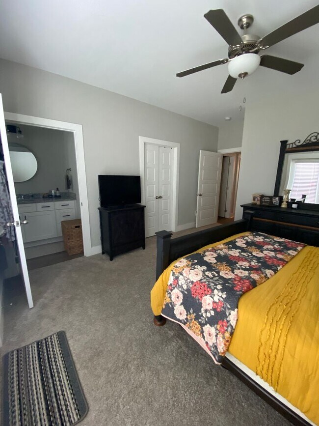 Building Photo - Fox Run Village Duette with Amenities