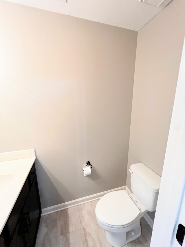 Building Photo - 2 Bedroom 1.5 Bath Townhome