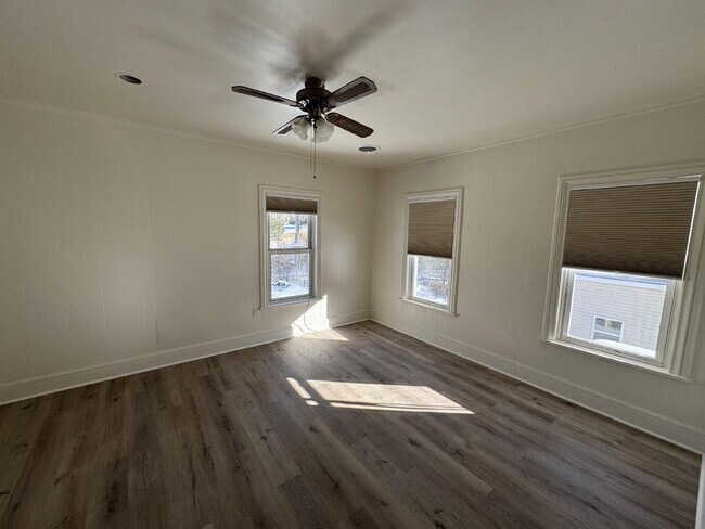 Building Photo - "Charming 3-Bed Home with Full Bath in Serene Spring Glen!"