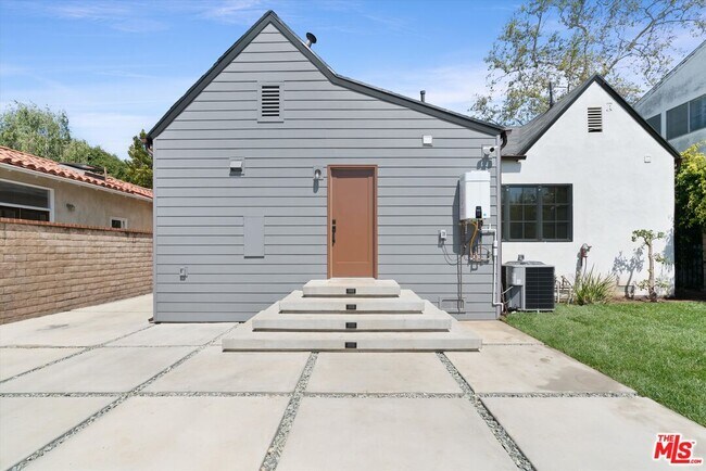 Building Photo - 2316 Hill St