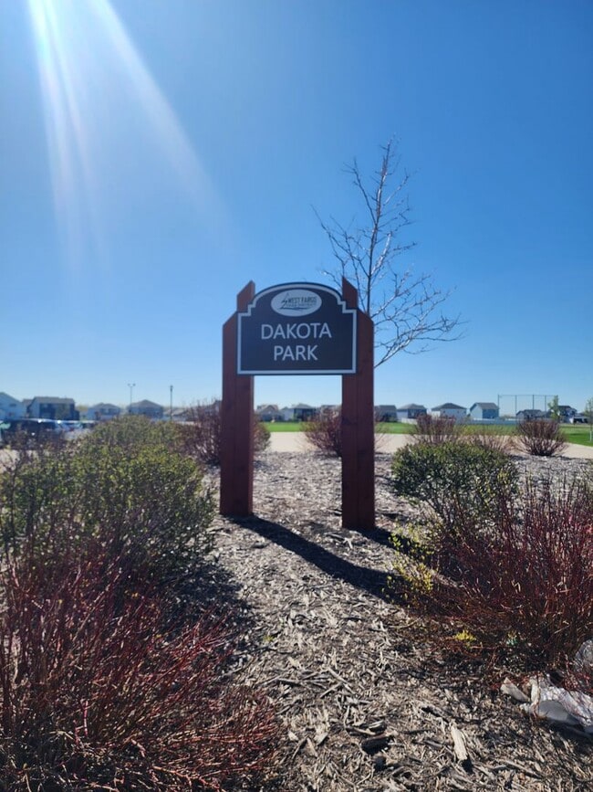 Building Photo - 3 Bed 2.5 Bath Single Family Home