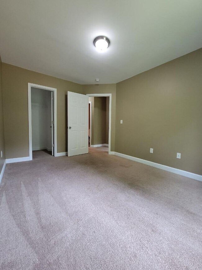 Building Photo - 318 Zach Dr
