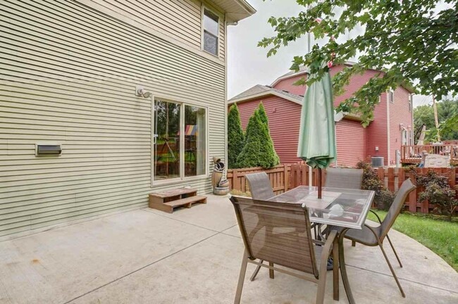 Building Photo - 3 bed / 3 bath House in Deforest!