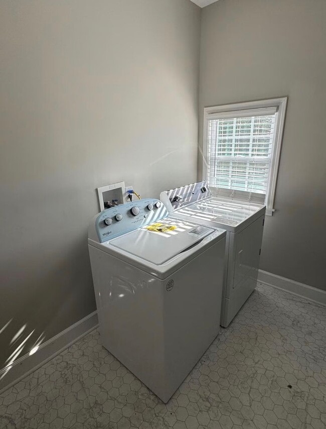 Building Photo - 9 Dixie Ave