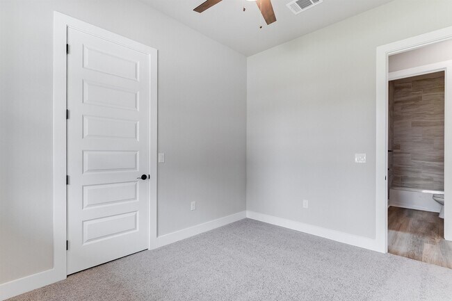 Building Photo - 1255 Pecan Valley Dr