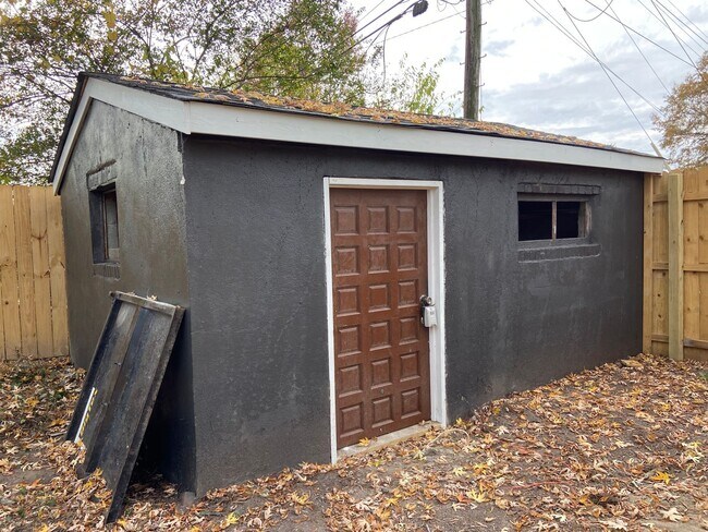 Building Photo - Recently Updated Two Bedroom Home Minutes From Downtown