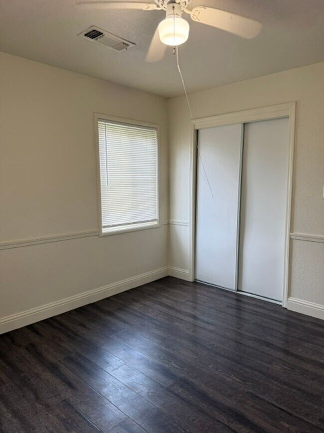 Building Photo - Desirable 3-bedroom 1 bath House