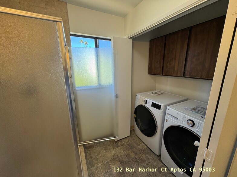 Common Bath & Laundry - 132 Bar Harbor Ct