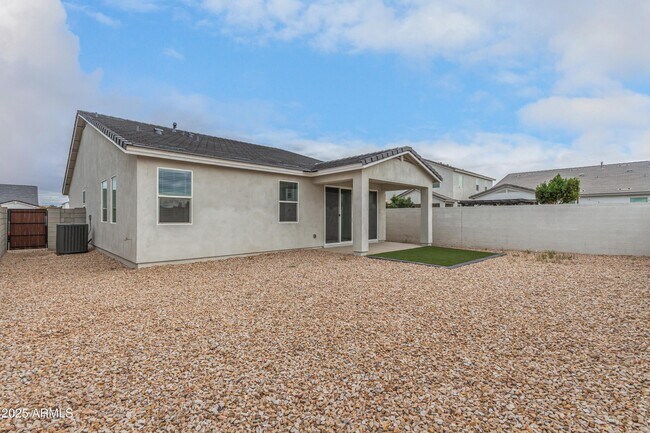 Building Photo - 305 E Leland Rd