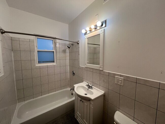 Building Photo - 2028 N Hamlin Ave