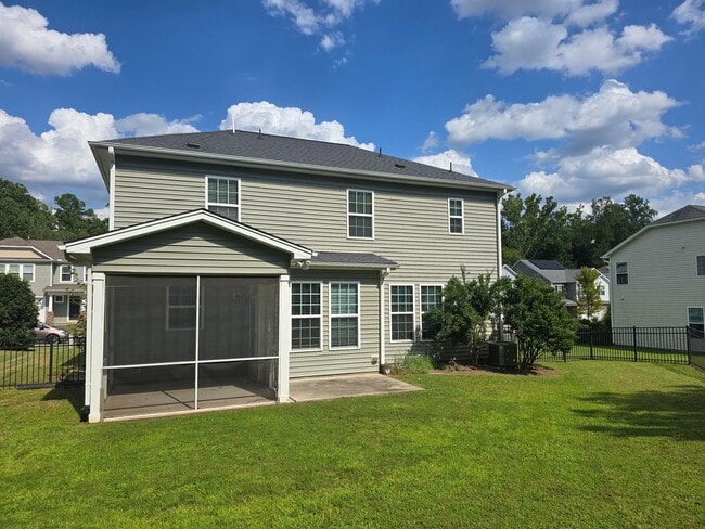 Building Photo - Spacious 4BR, 2.5BA Home with Screened Pat...