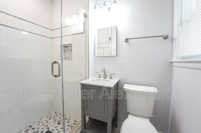 Building Photo - 906 Neal Dr