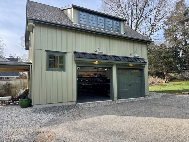 Building Photo - 67 Kings Hwy N