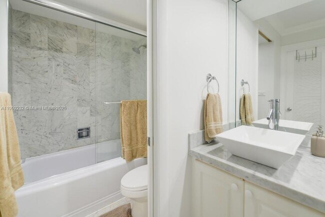 Building Photo - 1121 Crandon Blvd