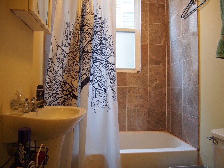 Building Photo - 731 Parker St