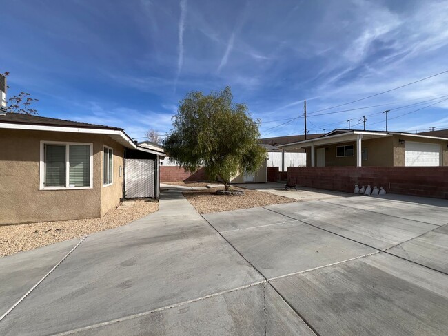 Building Photo - Beautifully remodeled 2 Bedroom 2 Bathroom...