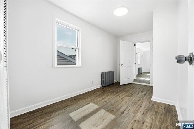 Building Photo - 826 7th St