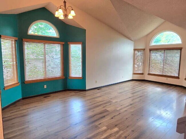 Building Photo - "Charming 4-Bedroom Retreat in Castle Rock with 2.5 Baths, Fenced yard, 2 car attached garage - Y...