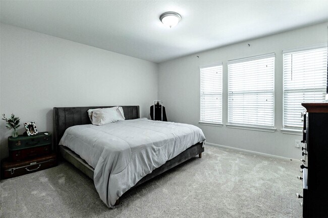 Building Photo - 16710 Lake Prince Ln
