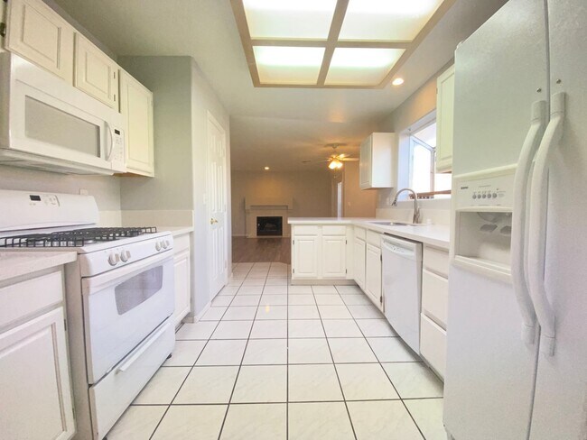 Building Photo - FANTASTIC SINGLE-FAMILY HOUSE WITH 4 BEDROOMS