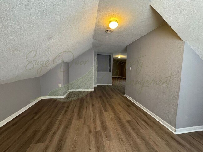 Building Photo - BRAND NEW FLOORING THROUGHOUT!!!