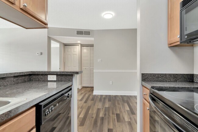 Building Photo - Water Front 1 Bedroom 1 Bath Condo for Rent in Brandon - 2nd Floor - Incredible Views