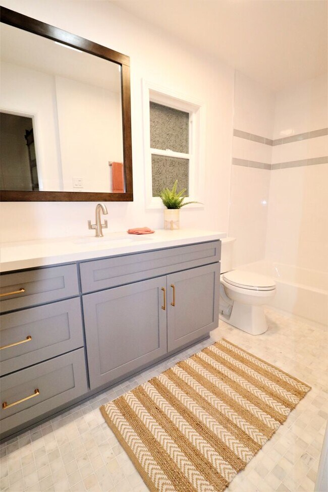 Building Photo - 1230 N Hollywood Way