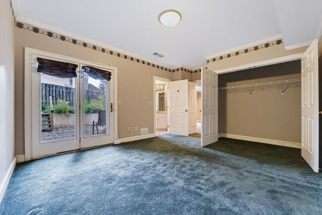 Building Photo - 6920 Oakbrook Way