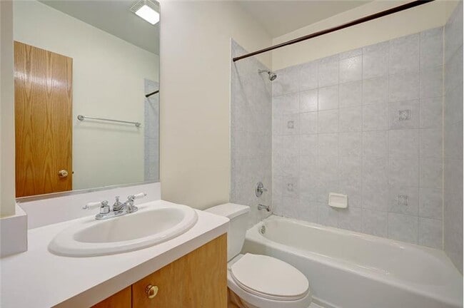 Building Photo - 1446 N Leavitt St