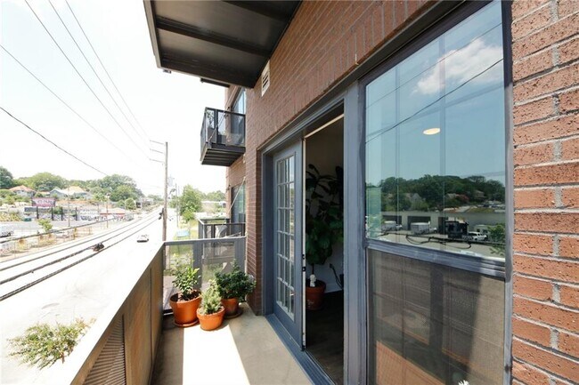 Building Photo - 764 Memorial Dr SE